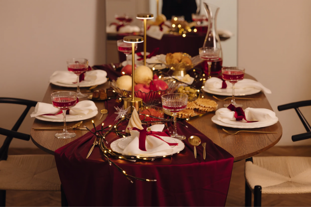 Бордовый шик: как красиво оформить праздничный стол
